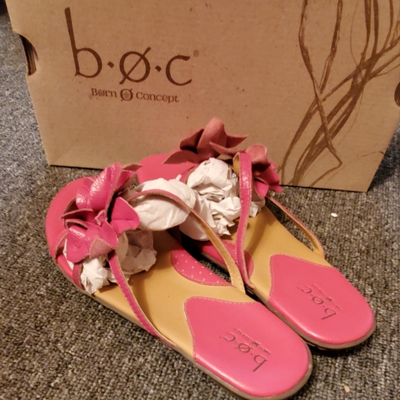 2/$45 like new BOC floral sandlea - Picture 6 of 16